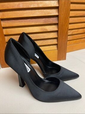 Steve Madden Damzil Black Pointed Toe Satin Pumps